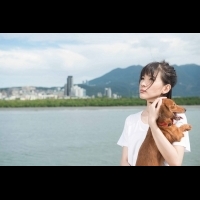 「孤單的輕熟女沒有戀人時，最好的陪伴就是養一隻狗！」新加坡歌手郭美美唱出輕熟女孤獨生活的日常...