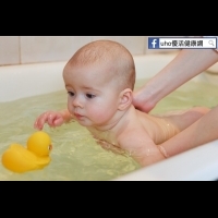 早上洗澡的嬰兒可能容易發生過敏？！預防寶寶過敏，你其實可以這樣做～～