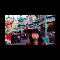 正妹在迪士尼跟《玩具總動員》胡迪換臉卻讓網友嚇到要尿褲子了，沒想到跟「小美人魚」換臉更驚悚！