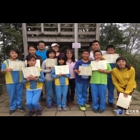 跨過畢業門檻　12名學童成功登頂大凍山