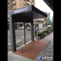 人行道空間不足　中市公車候車亭故意搞「叛逆」　