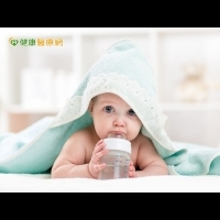 小baby可以喝水嗎？　營養師：吃副食品時再開始