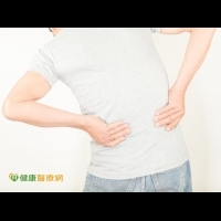 脊椎側彎易腰痠背痛　物理治療矯正運動可改善