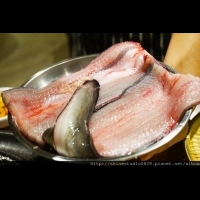 台灣首推！這間韓式燒烤可以當場看「活鰻魚」現宰燒烤！當曼妙的鰻魚香氣隨著熾熱的炭火...