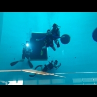 深達7層樓、21米的潛水池！方念華「亞洲唯一潛水旅館」初體驗，內裝長這樣...