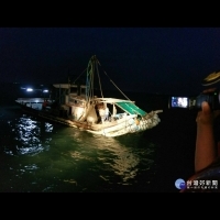 台西外海雙拖漁船違規拖網　大量小魚被捕撈