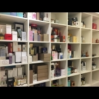牛爾老師用掉30瓶的中性香水是什麼？他居然還收藏了上千瓶香水，打開他的香水密室一次看個夠！