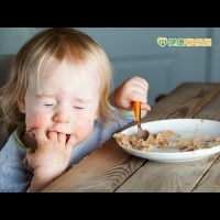 讓孩子專心吃飯　從拿湯匙吃副食品開始
