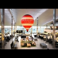 一起感受飛行的魔力！Burberry在希斯洛機場推出熱氣球裝置藝術，見證一世紀前的飛行創舉