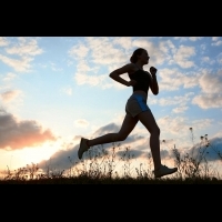 減肥要慢跑，小心跑到一半呼吸困難！ 「這2個簡單動作」超重要，原來不只下半身要注意...