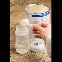 寶寶1歲後，可以改喝成人奶粉嗎？3個關於「奶」爸媽最常問的問題，來聽聽營養師怎麼說...