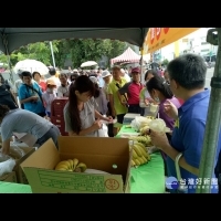 屏東香蕉促銷活動超熱賣　人潮擠爆縣府廣場
