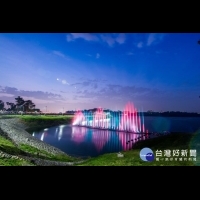 蘭潭音樂噴泉再現　50米超大水舞閃耀彩光