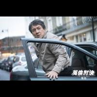 Jackie Chan成龍回來了！《英倫對決》白髮演出憔悴落魄父，不同以往的演出方式...