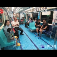 台北捷運車廂變運動競技場？　是地板彩繪啦！