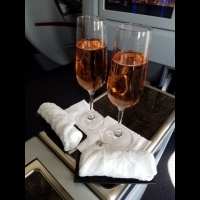 卡達航空商務艙躺平喝香檳~原來有錢人在高空中都這樣玩！？