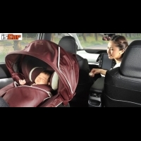 日本兒童汽車座椅越來越講究，不但有遮陽簾，還可電動啟閉！