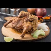 雞汁洩洪的馬來西亞炸雞　整隻吃就是爽！