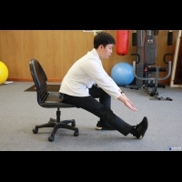 久坐辦公老爸腰椎壓力大　復健師教六個簡易伸展操