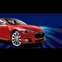 Tesla衝高　電動車明星股　飆速