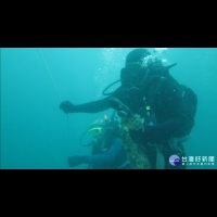 保護菊島海洋生態　救難協會年度潛水複訓兼清理海底廢棄魚網