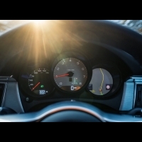 買 Porsche 就送太陽眼鏡？美國車主認為內裝反光刺眼是車廠缺失，提起集體訴訟後竟獲得和解！