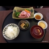 在高空吃軟嫩生牛肉,只有日航頭等艙才能這麼狂!