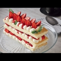 簡單易學！幾個步驟，在家也可以做出香甜溫和的《草莓牛奶蛋糕》～看到都戀愛惹！