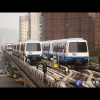 文湖線軌道斷電停擺逾10分鐘　上班族擠爆南京復興站