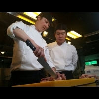 李易向台中亞緻大飯店主廚學廚藝，竟搞到手濺「血」　他帥氣回應被讚：「有廚師的精神！」