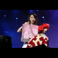 鄧紫棋香港開唱　108朵玫瑰求婚嚇傻舞台上