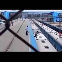 印度一位年輕人執意跳上火車頂玩 被拍下被電擊燒焦可怕瞬間！