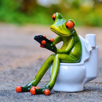 別再邊上廁所邊滑手機！你知道手機上的細菌比馬桶髒十倍嗎？