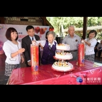 王勝賢夫妻結縭70年　投縣頒獎切蛋糕祝健康長壽