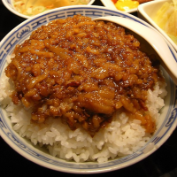 日本全家推出「滷肉飯御飯糰」，其實滷肉飯已高價進軍日本