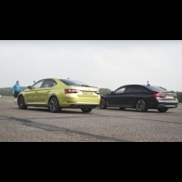 當「958萬」頂級豪車遇上「167萬」平民貴公子，BMW M760Li vs Skoda Superb 2.0TSI 4x4「另類」對決影片出爐！