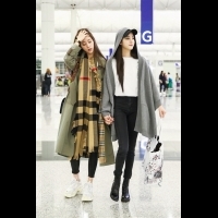 針織斗篷、經典風衣搭配格紋圍巾迎戰「秋老虎」　歐陽妮妮、歐陽娜娜的機場時尚