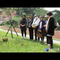 新北推動環保葬　家族9人共同植存重回大地之母懷抱
