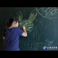 台南飯店業者打造3公尺黑板牆　孩子們盡情揮灑創意　