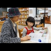 三芝圖書館9歲小志工　讀報紙給阿公阿嬤聽