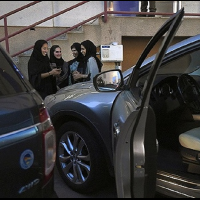 進一步「鬆綁」 沙烏地阿拉伯宣佈女性能開卡車、騎機車