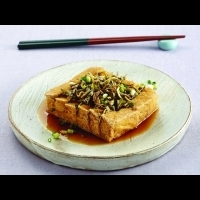 在家輕鬆做出酥、香、脆的《韓式炸豆腐》（圖文步驟版），入味的豆腐搭配香脆的鯷魚，超美味！