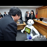 智慧機器人進桃市府上班　鄭文燦被測54歲