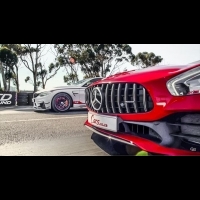 「雙B」王者對決誰能勝出？！AMG GT-R x BMW M4 DTM，0～400m加速大比拼！