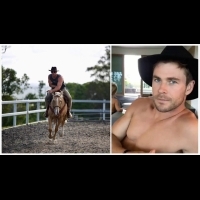 《12猛漢》克里斯漢斯沃 完美化身特種騎兵度假騎馬爆筋露肌 裸身搞笑秀「眼技」