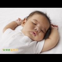 預防寶寶發生猝死症　謹記1歲前睡眠安全守則