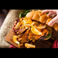 【新年漢堡包】新竹超狂漢堡　整隻雞腿從麵包中脫逃