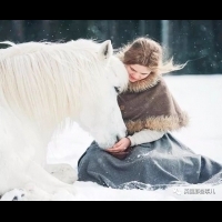 在瑞典雪地山林中，這個騎著獨角獸的女孩，簡直仙女啊... 