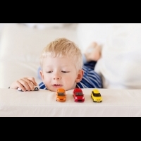 孩子吵著要玩具，怎麼辦？4個重點，培養學齡前兒童的消費習慣...
