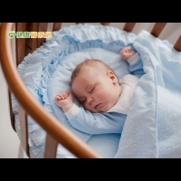 可愛嬰兒床隱藏危機！　寶寶怎麼睡才安全？
